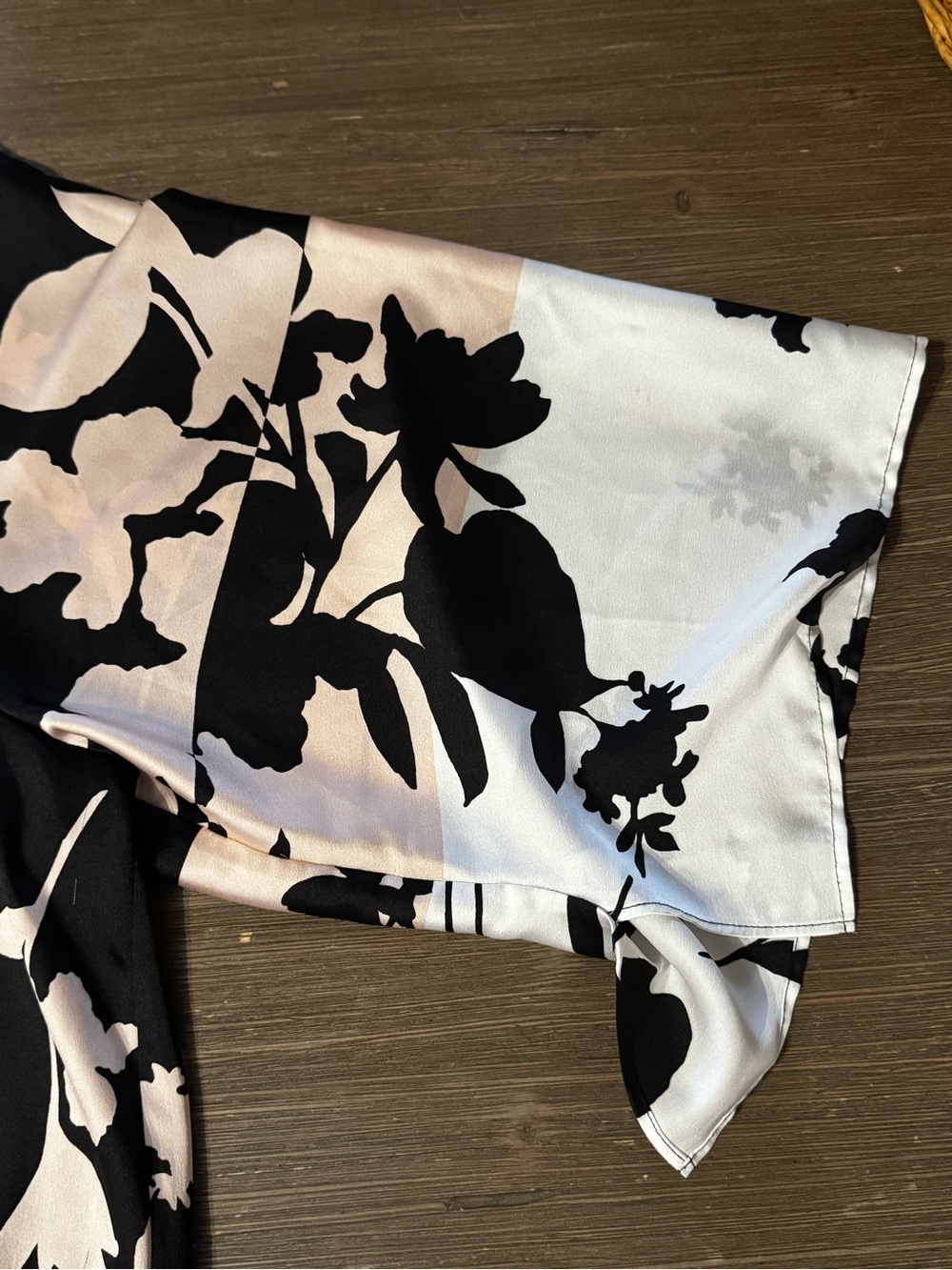 White House Black Market Black Floral V-Neck Blouson Top - Picture 8 of 9